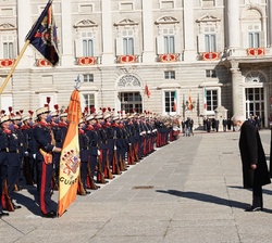 El Rey acompañado del Presidente de la República Italiana, Sergio Mattarella, en un momento de la revista al batallón de honores de la Guardia Real, a