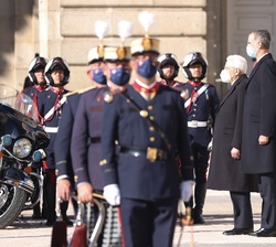 Don Felipe y el Presidente de la República Italiana, en un momento del acto de recibimiento celebrado en el Palacio Real de Madrid