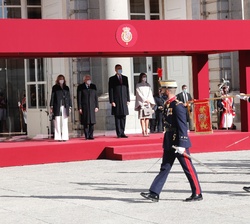 Vista de la tribuna de honor en un momento del desfile celebrado en el Palacio Real de Madrid con motivo del recibimiento oficial del Presidente de la