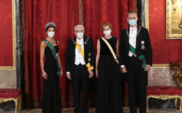 Sus Majestades los Reyes acompañados del Presidente de la República Italiana, Sergio Mattarella, y la señora Laura Mattarella, antes de la cena de gal