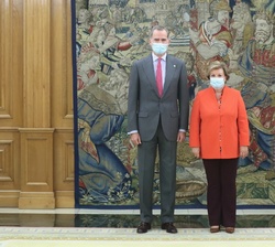 Su Majestad el Rey acompañado de la nueva presidenta del Tribunal de Cuentas, Enriqueta Chicano Jávega, tras jurar su cargo