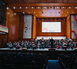 Vista general del escenario durante el concierto a cargo de la Unidad de Música Conjunta de los tres Ejércitos y de la Guardia Civil 