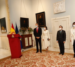 Don Felipe y Doña Letizia junto a las autoridades asistentes a la Embajada de España en Suecia
