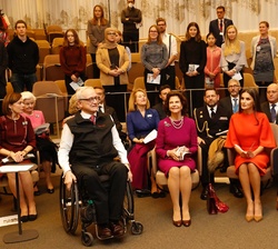 Su Majestad la Reina con Su Majestad la Reina de Suecia en la primera fila de asientos
