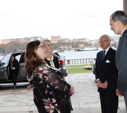 Su Majestad el Rey a su llegada al Ayuntamiento de Estocolmo es recibido por la Presidenta de la Asamblea Municipal de Estocolmo y la Alcaldesa de Est