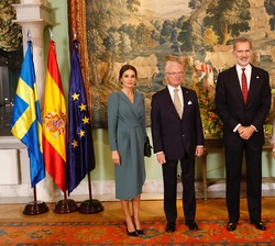 Sus Majestades los Reyes junto a Sus Majestades los Reyes de Suecia