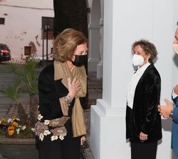 Su Majestad la Reina Doña Sofía recibe el saludo del alcalde de Ibiza, Rafael Ruiz