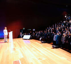 Vista general del auditorio durante la interpretación del Himno Nacional