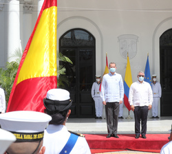 Su Majestad el Rey junto al Presidente de la República de Colombia, Iván Duque, durante la interpretación de los Himnos Nacionales