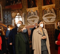 Doña Letizia al comienzo de su visita a las Colecciones del Monasterio de las Descalzas Reales