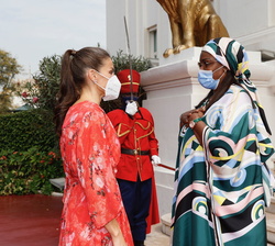 Su Majestad la Reina recibe el saludo de Su Excelencia la primera dama de la República de Senegal