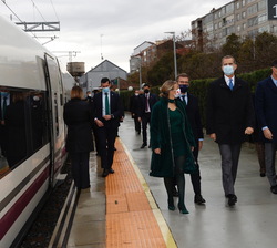 A la llegada a la estación de Ourense, Su Majestad el Rey baja del vagón para el acto de inauguración de la línea de Alta Velocidad Madrid-Galicia