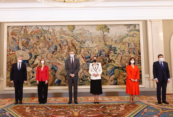 Su Majestad el Rey junto a los integrantes de la representación de la Corporación Municipal del Ayuntamiento de Ciudad Real asistentes a la audiencia
