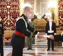 Su Majestad el Rey recibe la Carta Credencial de manos del embajador de la República Argelina Democrática y Popular, Sr. Said Moussi