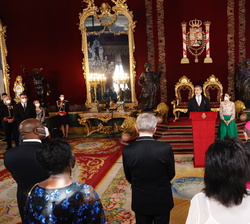 Su Majestad el Rey en su intervención, acompañadado por Su Majestad la Reina
