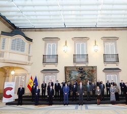 Su Majestad el Rey junto al presidente del Gobierno, ministros participantes y miembros del Patronato de la Fundación Carolina