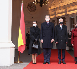 ​Sus Majestades los Reyes y el Presidente Federal de la República de Austria y la Primera Dama delante del portal "Bellaria-Tor"