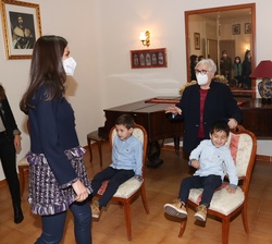 Doña Letizia mantiene un encuentro con una representación de huérfanos protegidos y familiares