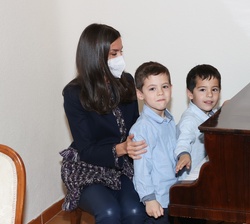 Doña Letizia junto a los huérfanos quienes se han acercado a tocar el piano