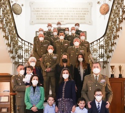 Su Majestad la Reina junto a la ministra de Defensa, autoridades militares, huérfanos y familiares