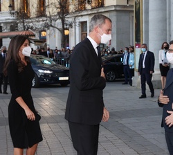 Sus Majestades los Reyes reciben el saludo a su llegada al Teatro Real por el ministro de Presidencia, Relaciones con las Cortes y Memoria Democrática