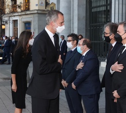 Don Felipe recibe el saludo del expresidente del Gobierno, José Luis Rodríguez Zapatero, a su llegada al Teatro Real