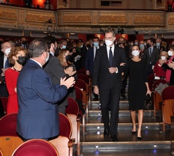 Don Felipe y Doña Letizia acceden al auditorio del Teatro Real
