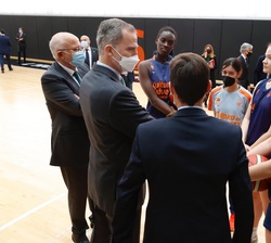 Don Felipe conversa con jugadoras de la escuela de baloncesto