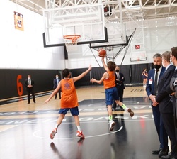 El Rey observa uno de los ejerccios de baloncesto de los alumnos