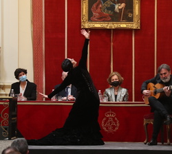 Su Majestad la Reina Doña Sofía durante la interpretación a cargo de la bailaora Eva Yerbabuena, el guitarrista Paco Jarana, el percusionista José Man