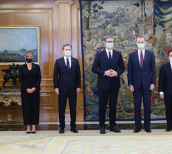 Su Majestad el Rey y el Presidente de la República de Serbia, Aleksandar Vučić junto a las delegaciones participantes por parte de España y la Repúbli