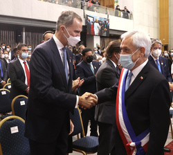 Su Majestad el Rey recibe el saludo del presidente saliente, Sebastián Piñera