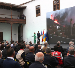 Vista general durante la proyección del video con imágenes de la erupción volcánica de La Palma