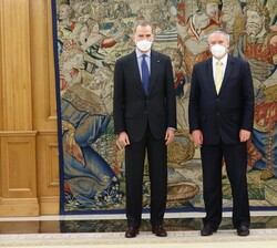 Su Majestad el Rey junto al Secretario General de la Organización para la Cooperación y el Desarrollo Económicos (OCDE), Mathias Cormann