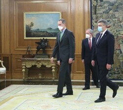 Su Majestad el Rey acompañado por el Primer Ministro de la República de Croacia, Andrej Plenković
