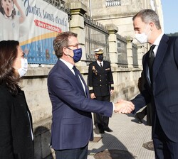 Su Majestad el Rey recibe el saludo del presidente de la Xunta de Galicia, Alberto Núñez Feijóo
