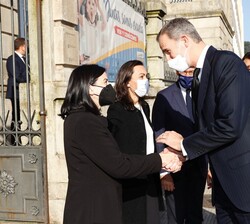 Su Majestad el Rey recibe el saludo de la portavoz de las familias de los fallecidos en el naufragio, María José de Pazo