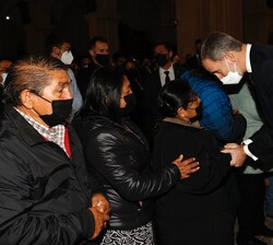 Don Felipe saluda a los familiares de los fallecidos