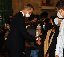 Su Majestad el Rey conversa con los familiares tras la ceremonia religiosa