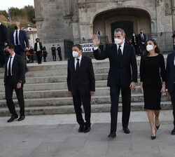A la salida del Templo Novo de Santa María do Porto, Sus Majestades los Reyes saluda al público asistente