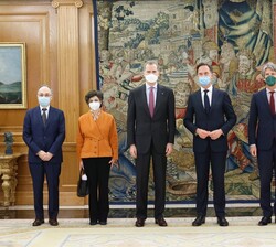 Don Felipe y el Primer Ministro de los Países Bajos acompañados del secretario de Estado para la UE, de la embajadora de España en los Países Bajos, d