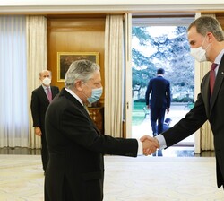 Su Majestad el Rey recibe el saludo del presidente de la Fundación Carlos de Amberes, Miguel Ángel Aguilar Tremoya