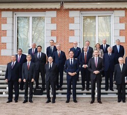 Fotografía de grupo de Su Majestad el Rey con los miembros del Patronato de la Fundación Carlos de Amberes