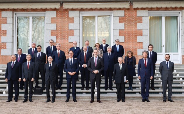 Fotografía de grupo de Su Majestad el Rey con los miembros del Patronato de la Fundación Carlos de Amberes