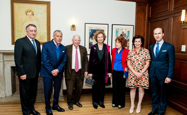 Su Majestad la Reina Sofía acompañada de los miembros del Queen Sofía Spanish Institute, la Real Academia de la Historia, el Hunter College y el embaj