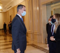 Don Felipe conversa con la alcaldesa de Sigüenza, María Jesús Merino Poyo