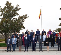 Su Majestad el Rey junto a una representación de la Corporación Municipal de Sigüenza