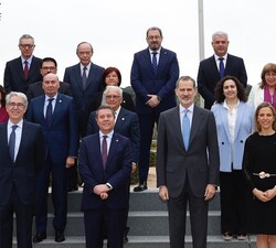 Fotografía de grupo de Su Majestad el Rey junto a a la representación de la Corporación Municipal de Sigüenza que asistió a la audiencia