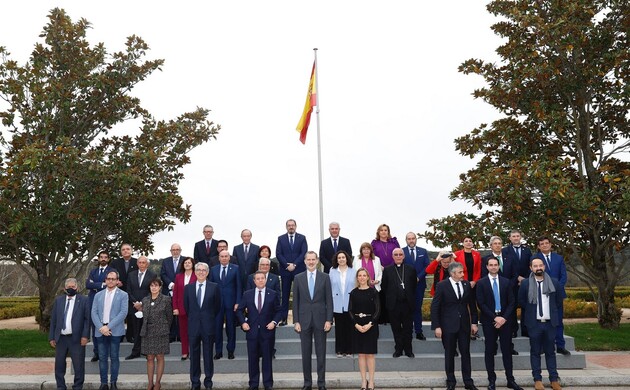 Su Majestad el Rey junto a una representación de la Corporación Municipal de Sigüenza