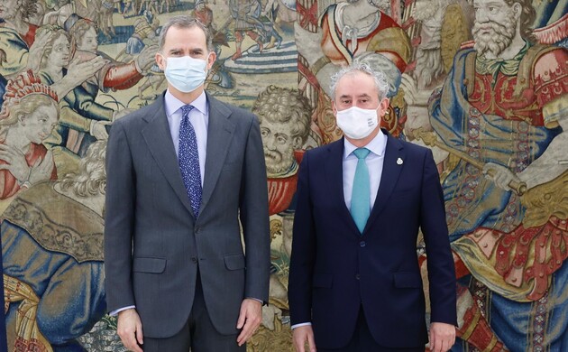 Su Majestad el Rey junto al presidente del Consejo General de Colegios Oficiales de Médicos de España, Tomás Cobo Castro